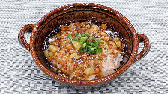 『とろみであったか料理』強めのあんが具を包む【揚げ野菜のあんかけ丼】