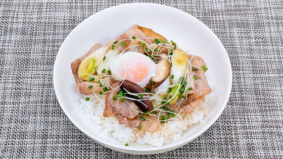 『新生活応援!パパっと作れるごはん』大きめに切った豚肉で【ネギときのこの豚丼】
