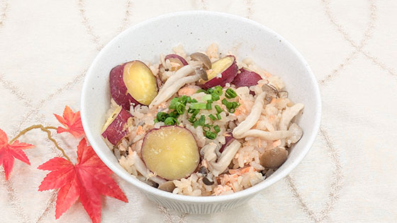『秋ならではの食材を使って』炊飯釜に詰め込んで【秋の味覚まるごと炊き込みごはん】