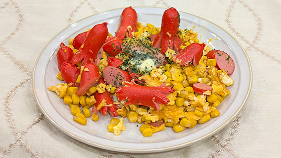 『昭和から愛されるロングセラー食品アレンジレシピ』切り方も楽しく【ウインナーと卵のコーンバター】