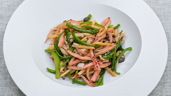 『昭和から愛されるロングセラー食品アレンジレシピ』焼き方ひとつでプロの味【ふわふわチンジャオロース風】