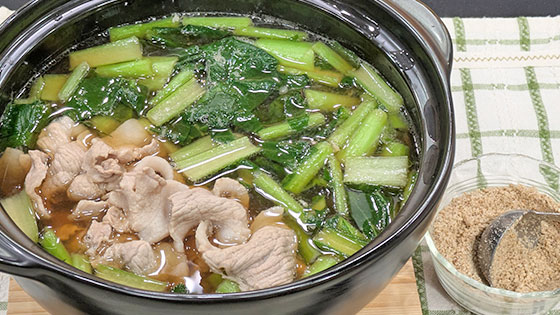 『食材2つ！シンプル鍋』食べてポカポカ【豚肉と小松菜のしょうが鍋】