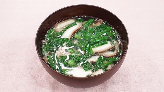 『1杯で満足!おかずになるみそ汁』栄養バランス満点【にらとしいたけ、ひき肉のみそ汁】
