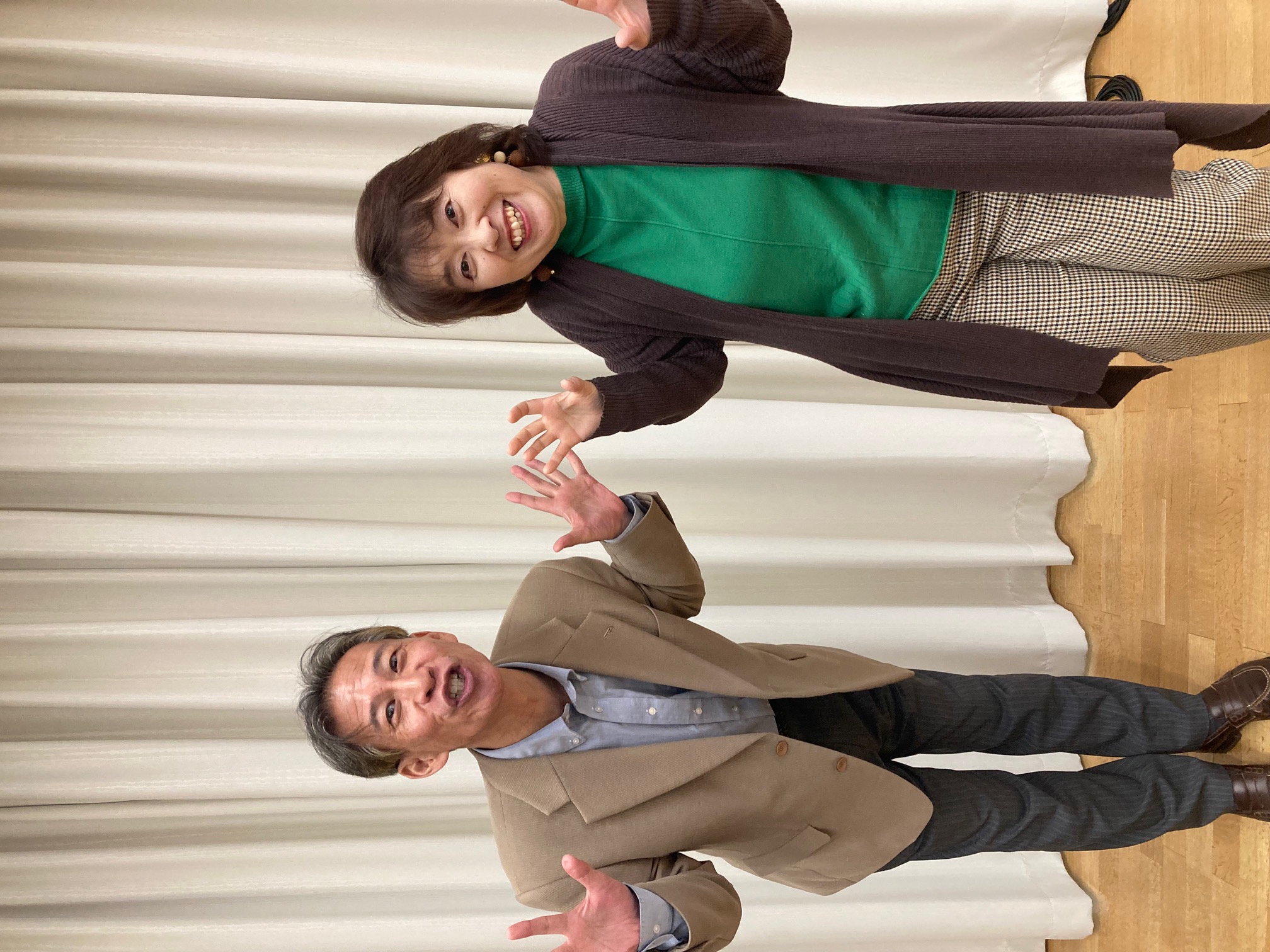 手でウニのいがいがを表現しました😂　口元は…う！！に！！！！　と言ってます😂😂😂