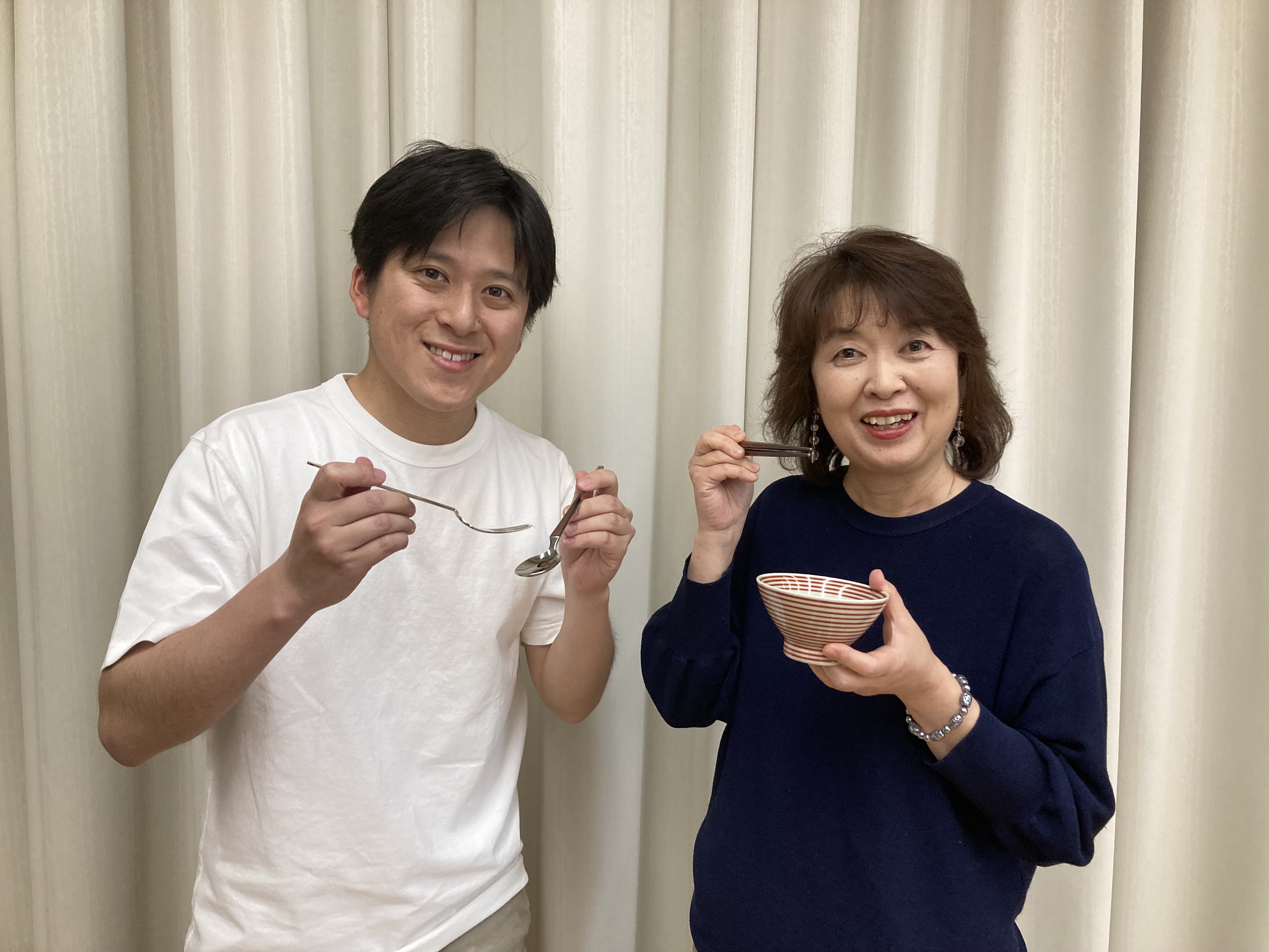 食事ということで…お皿やお箸を持ってみました😎