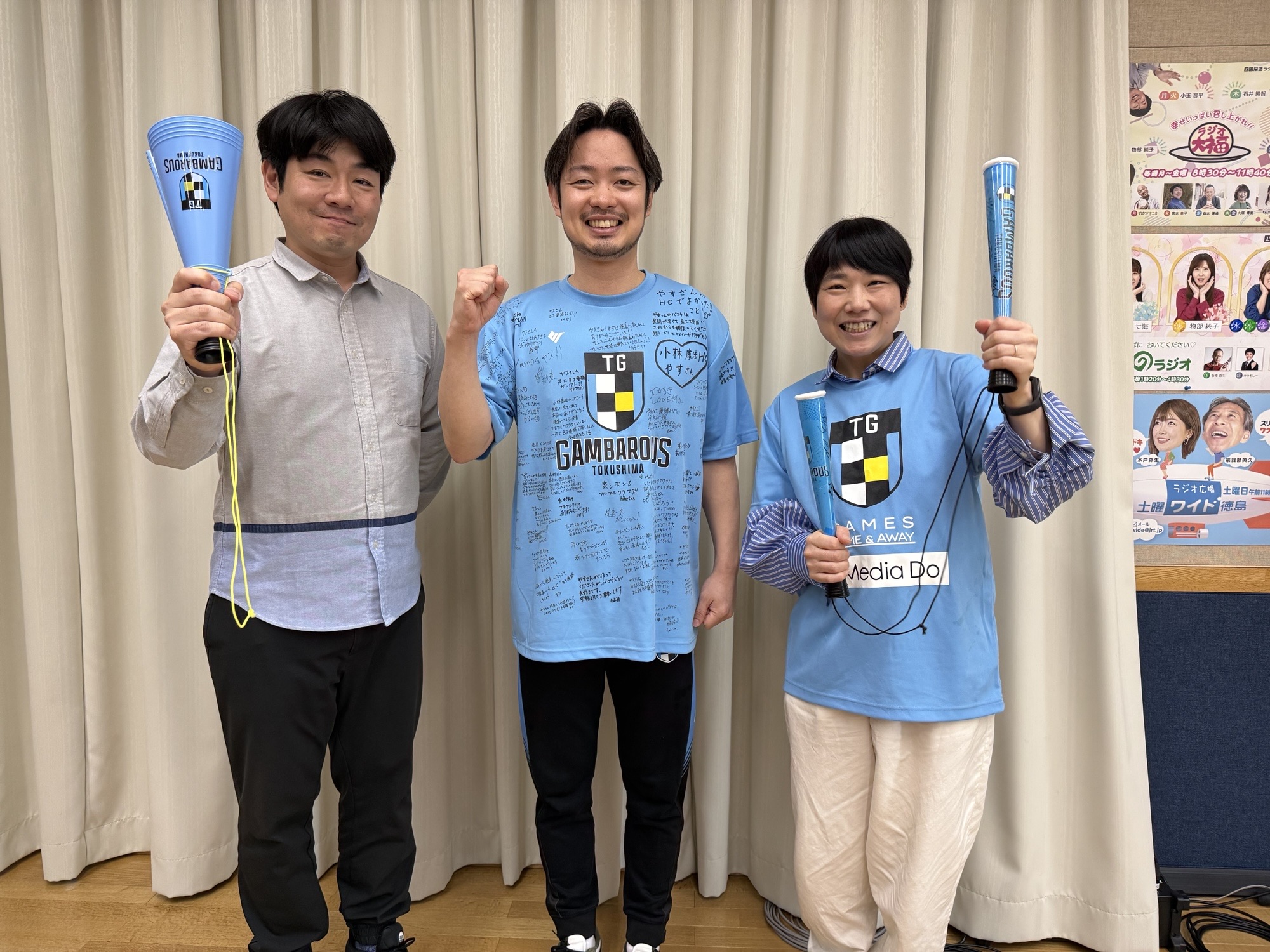 ブースターからの熱いメッセージの入ったユニフォームを大切に着ている小林HCでした✨