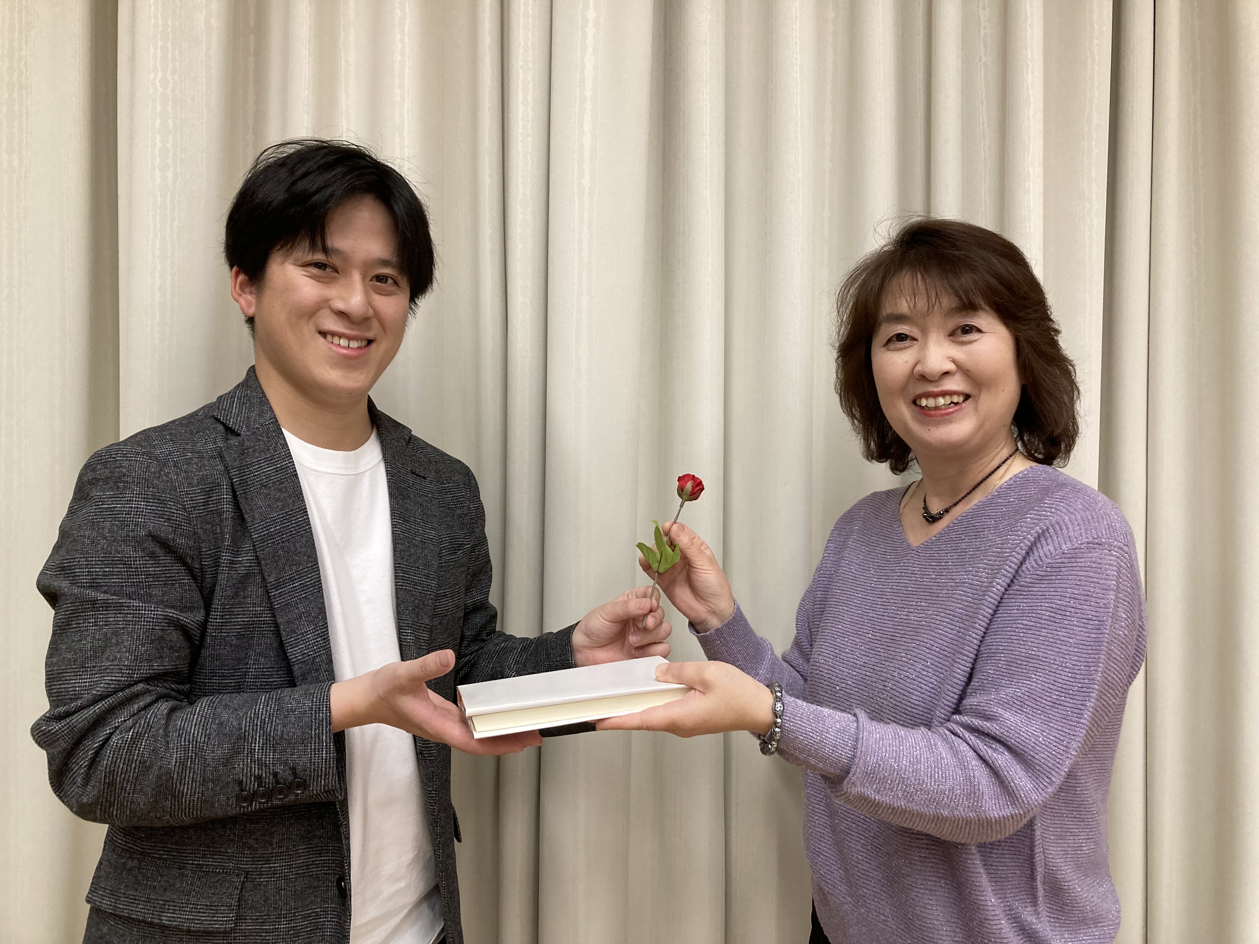 「サン・ジョルディの日」にちなんで本と赤い薔薇をお互いに贈りあってみました📚🌹