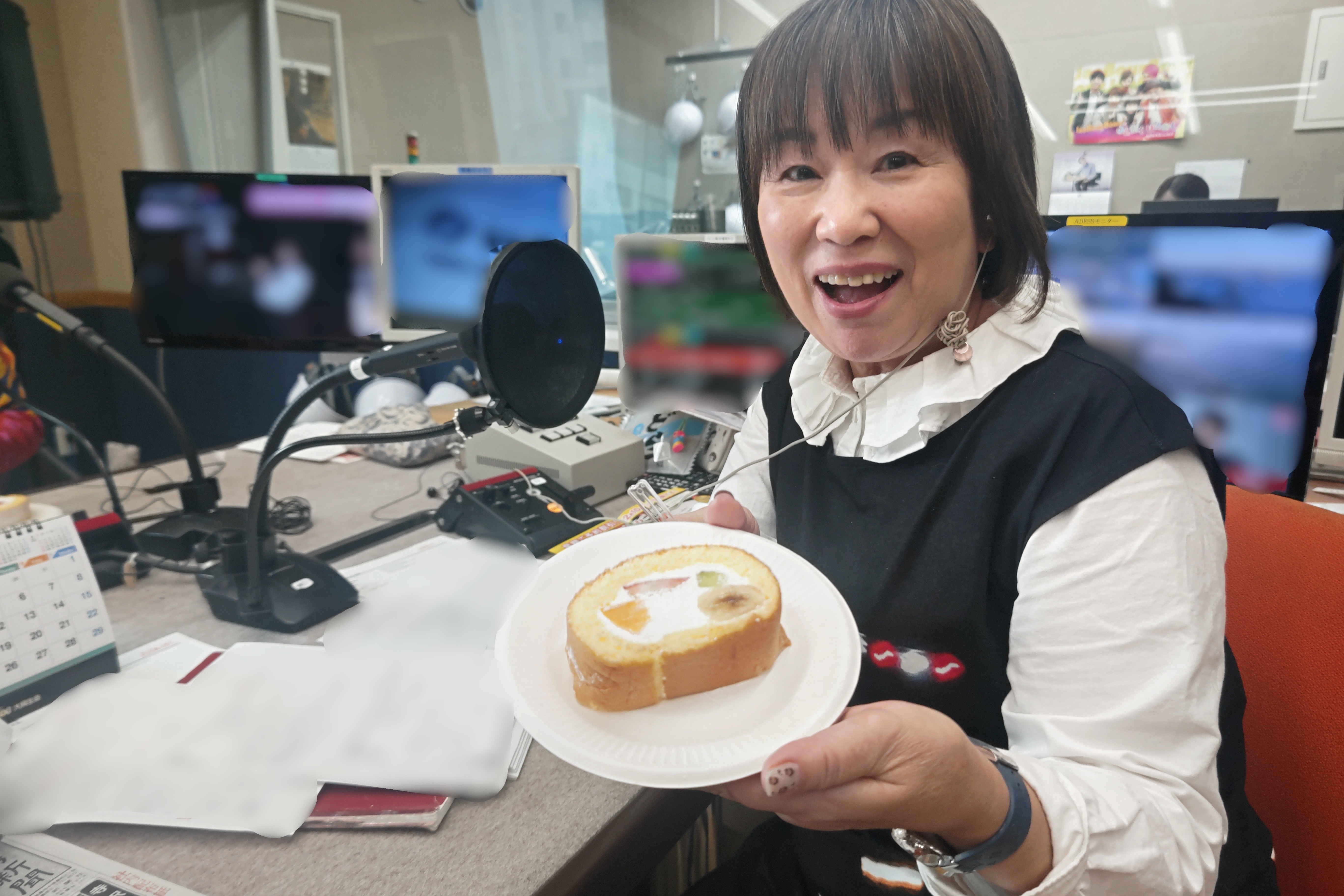 ロールケーキの試食が嬉しそうなお二人🎂  