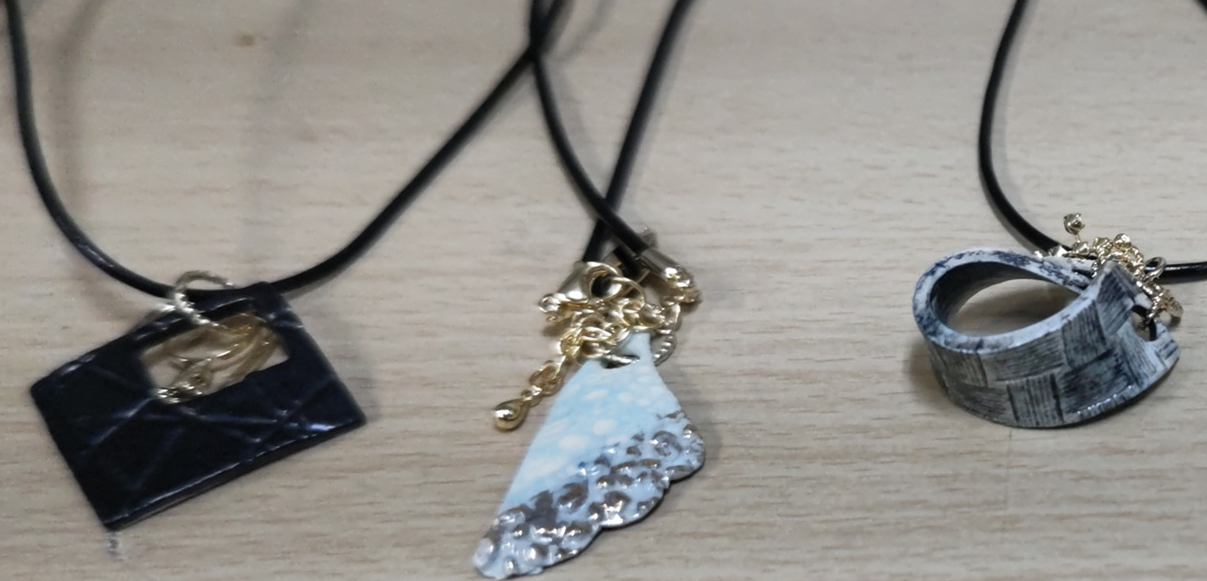 画面向かって左から『黒マットネックレス』『バブルブルーネックレス』『グレーネックレス』