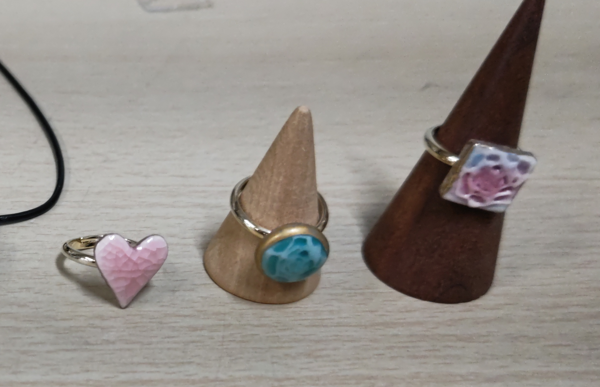 画面向かって左から『ピンクハートリング』『エメラルドグリーンリング』『四角で座アインリング』