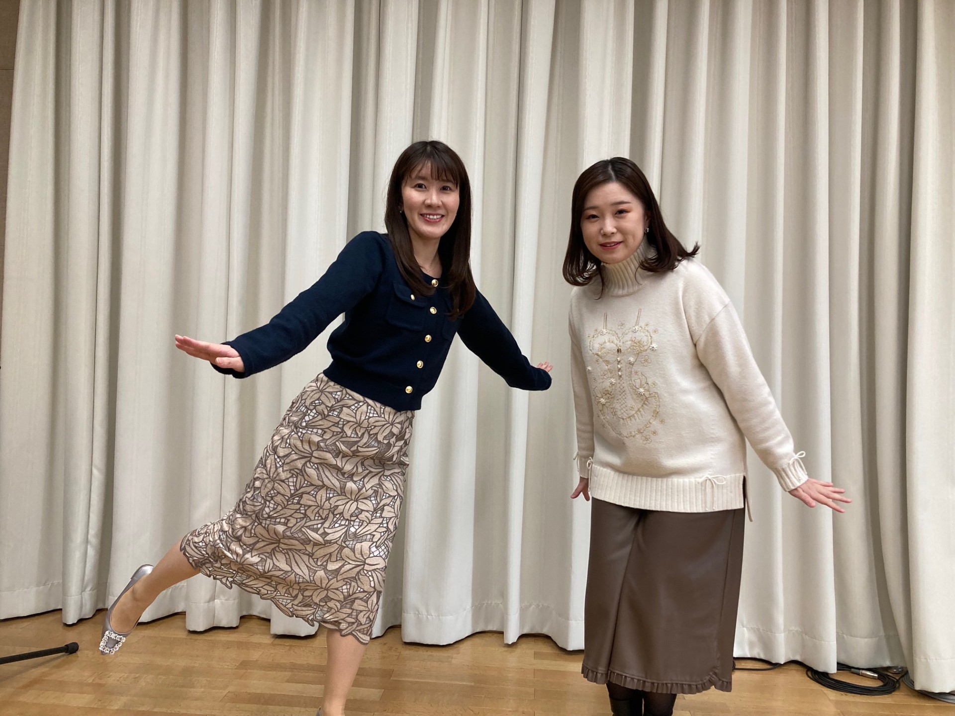 何のポーズでしょう❓　　　　　正解はメールテーマが「ウィンタースポーツ」だったのでアイススケートとスキージャンプでした。