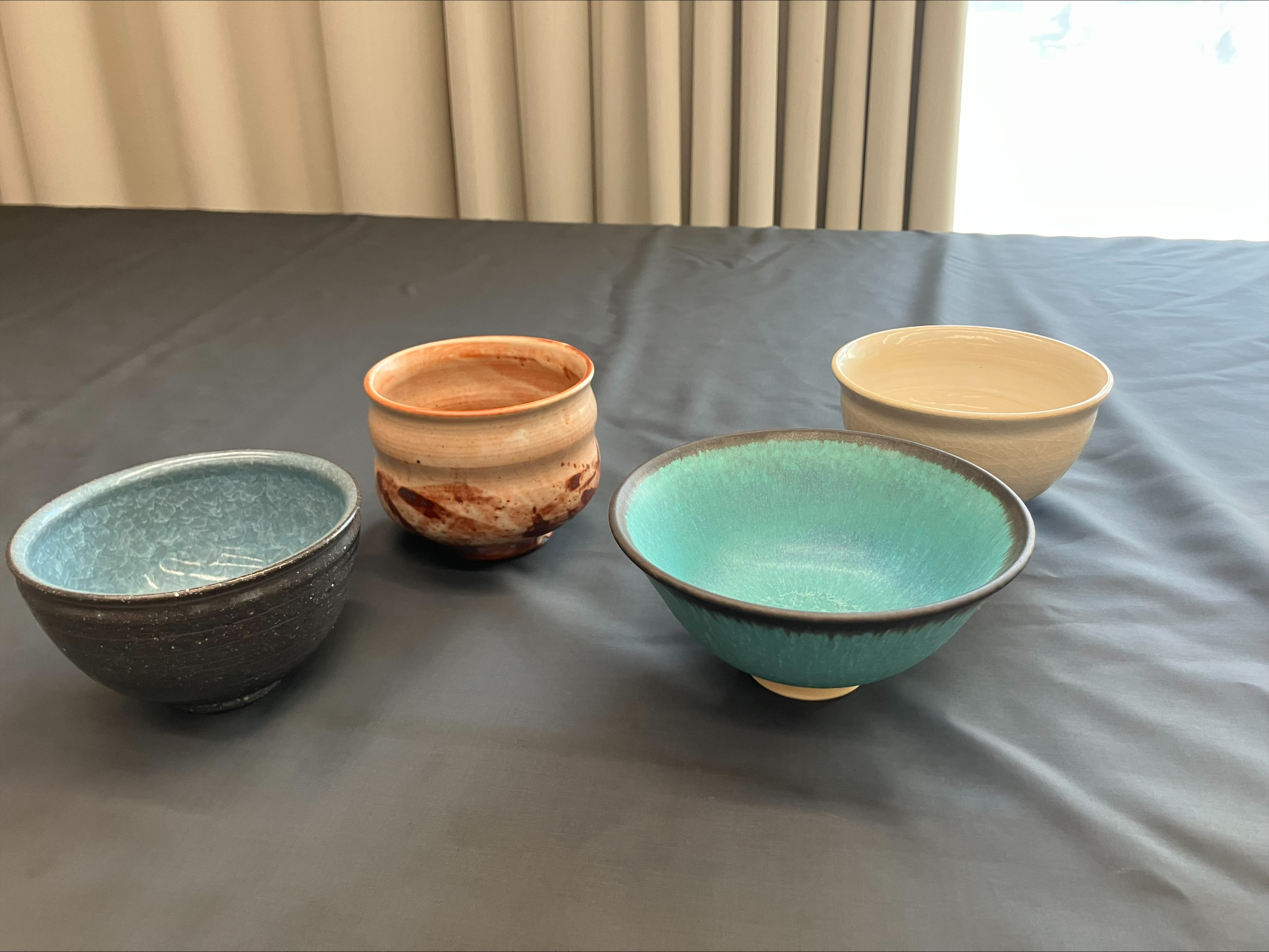 左から亀甲貫入青磁茶碗、志野釉茶碗、ターコイズブルー茶碗、白化粧刷毛目茶碗