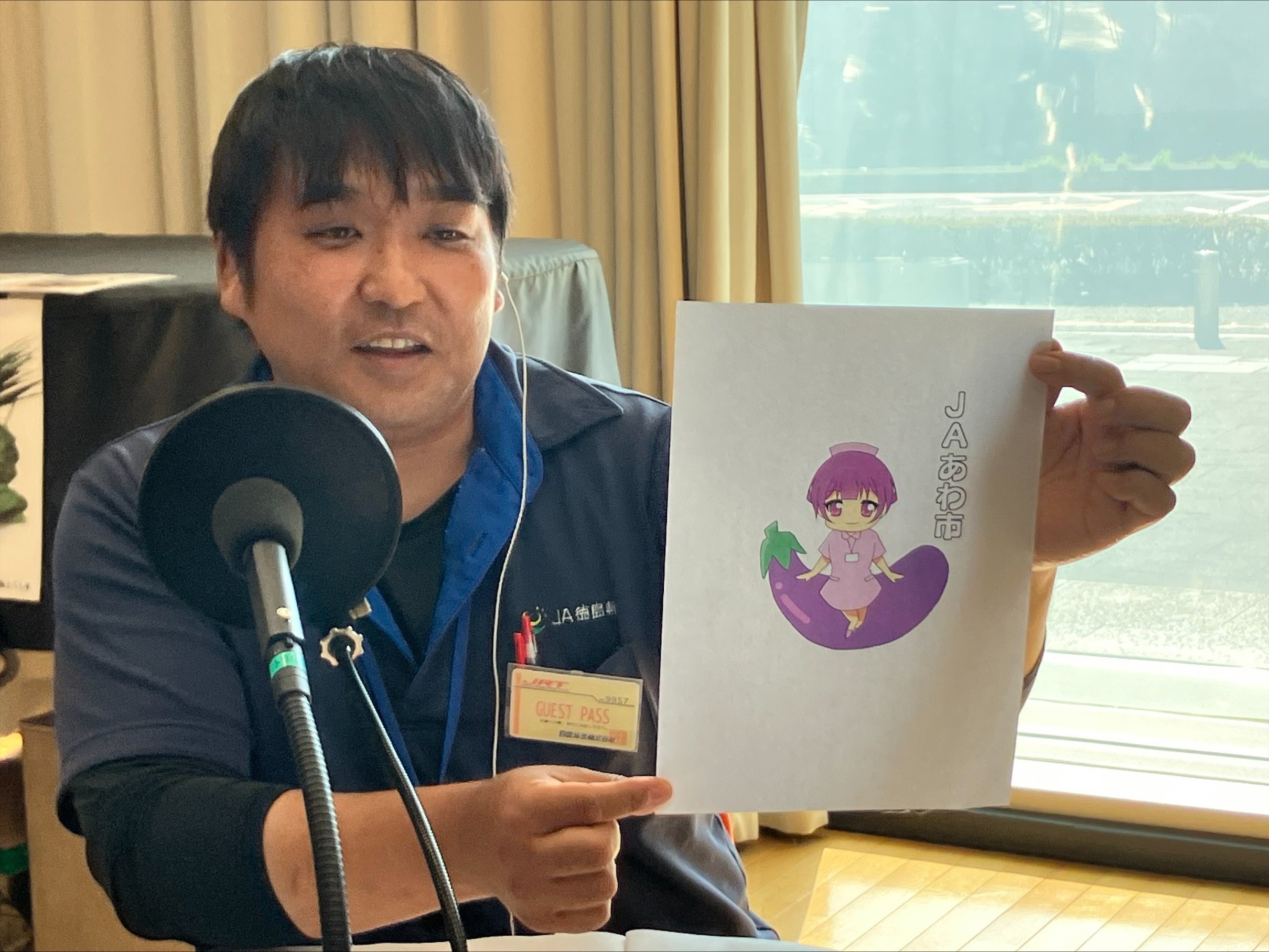 土井さんが、ナスのマスコットキャラクター「なーすちゃん」をご紹介