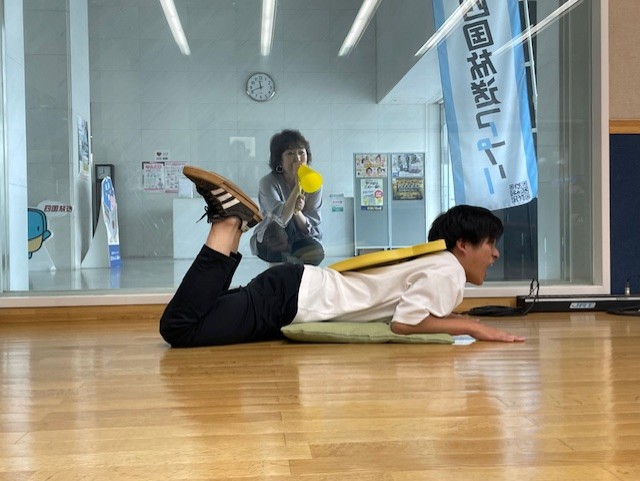 ウミガメな石井さん🐢 と 水槽を覗く大塚さん👀