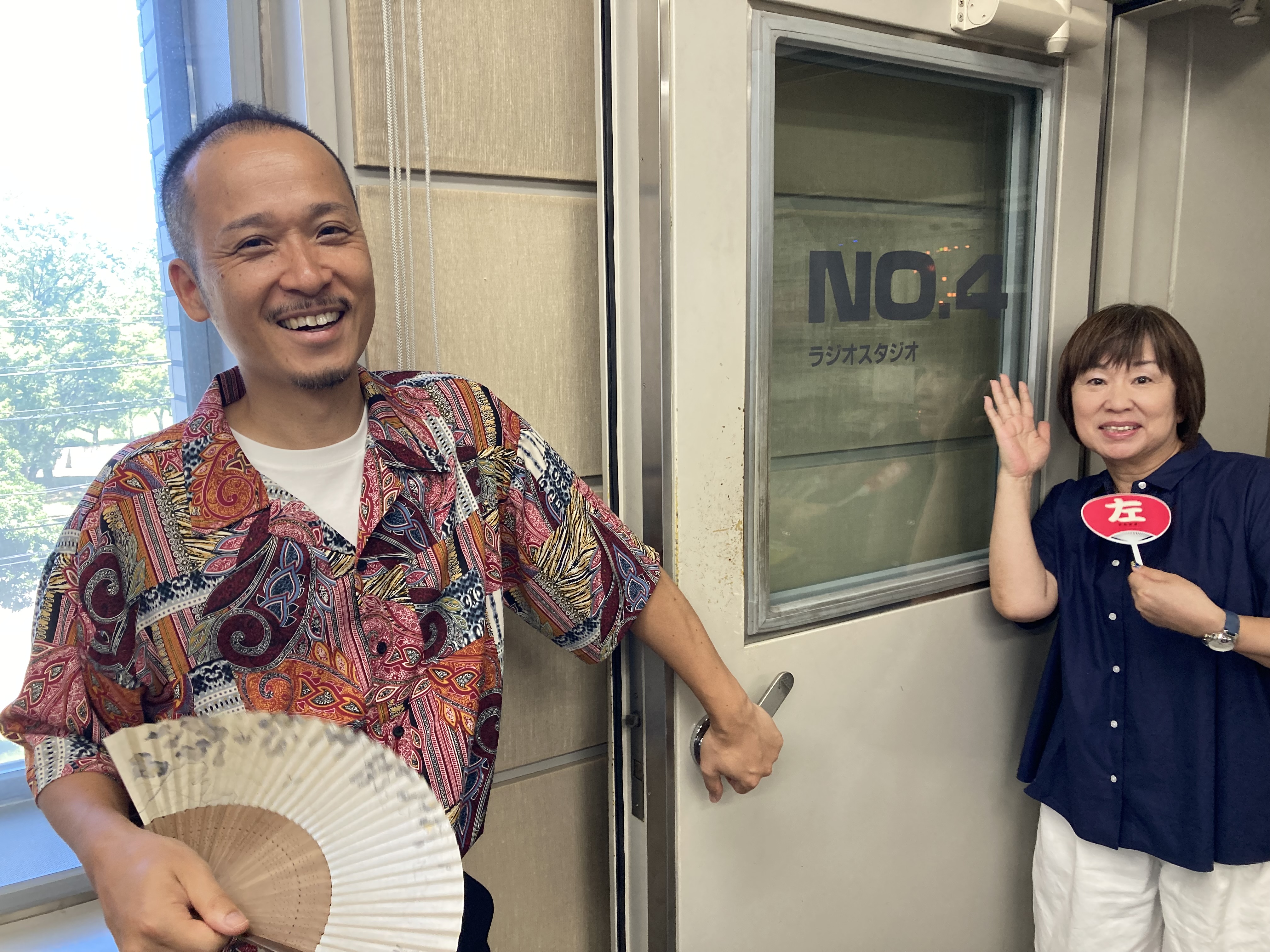 いつもと違うラジオスタジオの扉と共に🚪　　　～うちわと扇子を添えて～