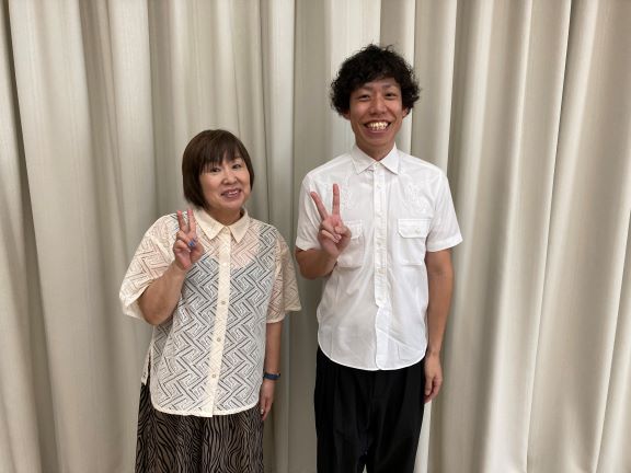 シャツのボタンを上までとめてシャキっとしてる二人