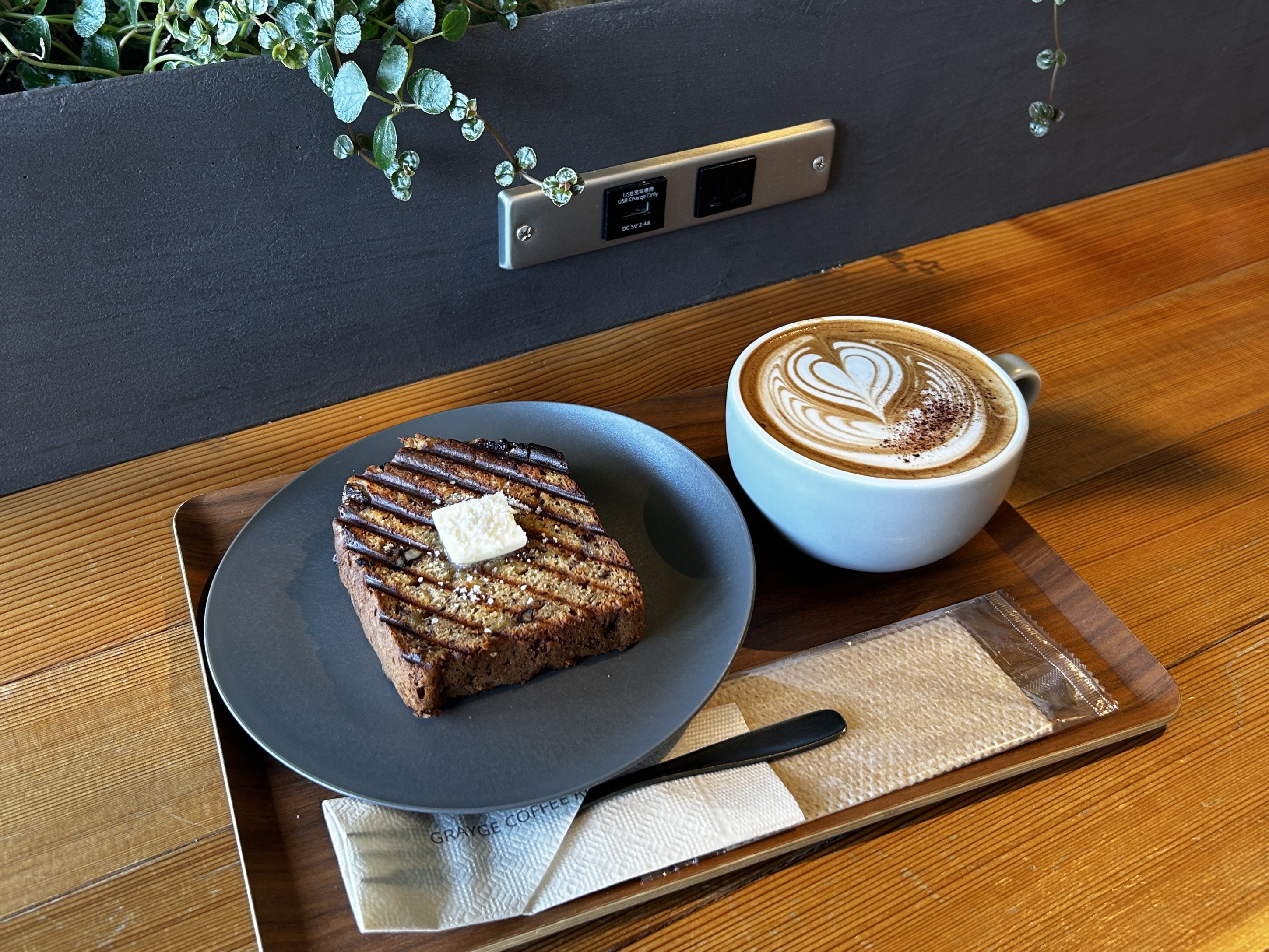 デスクワークにも◎開放的な店内でゆったりしたひとときを過ごせる