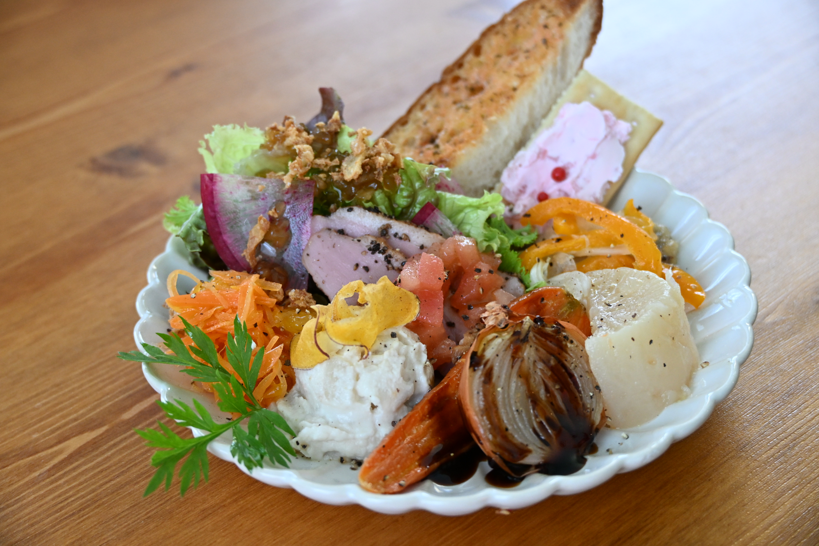 2025年11月オープン！昼からお酒の飲めるランチ店「ごはんとおさけの