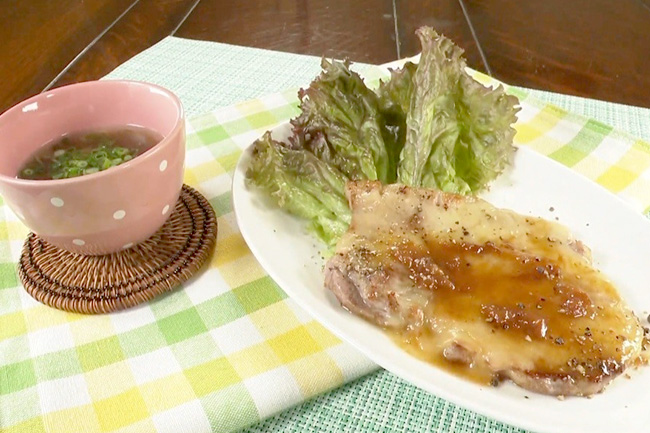 「豚ロースのチーズ焼き　はちみつしょうゆ梅ソースかけ」と副菜「はちみつしょうゆ梅のスープ」