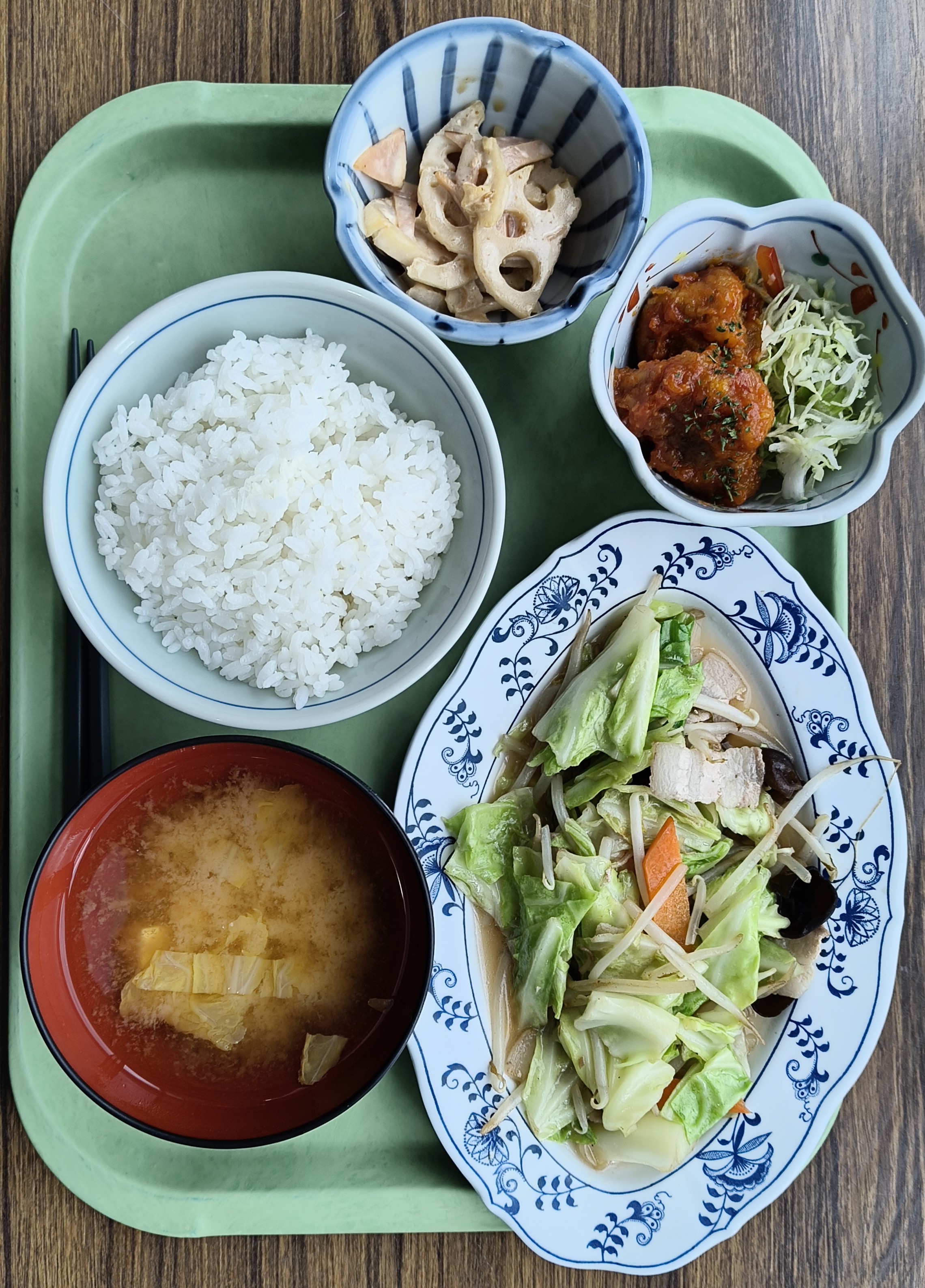 会社の定食です。このメニューで13品目はある。