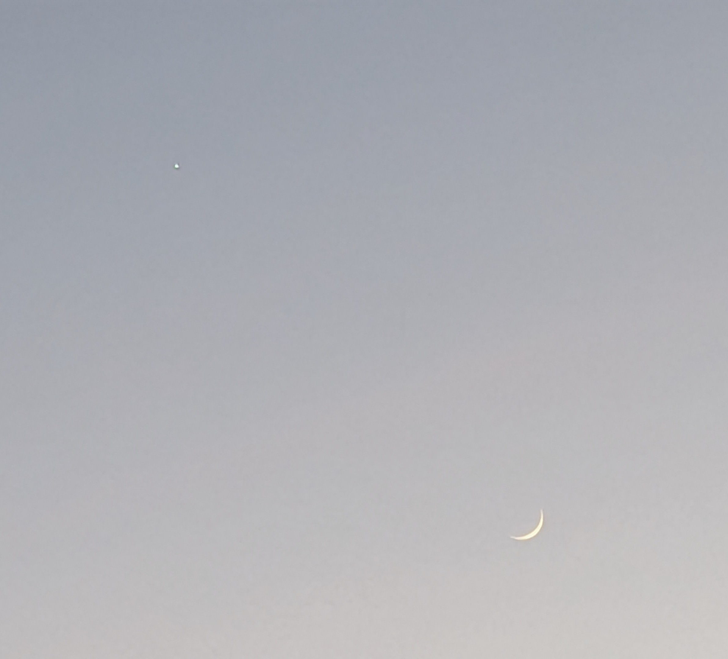 右下の月が口で、左上のお星さまが目　みたい