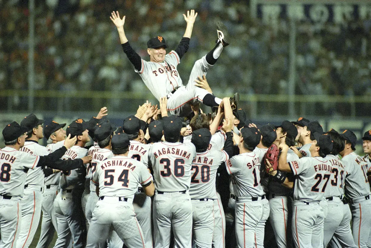 リーグ優勝を決め、巨人ナインに胴上げされる長嶋監督（1994年）