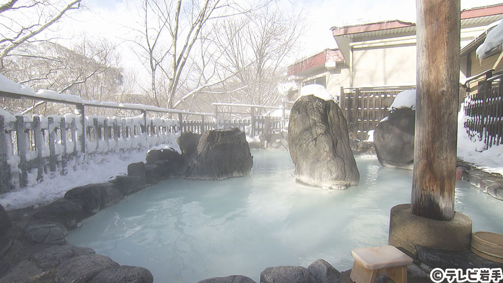 静寂に包まれた秘湯で雪見