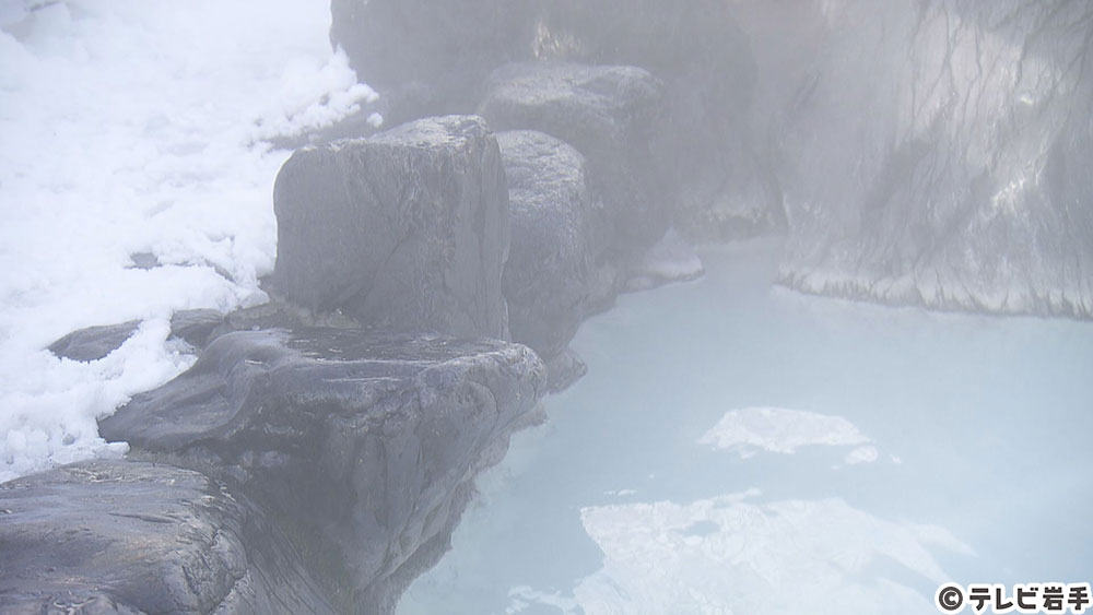 静寂に包まれた秘湯で雪見