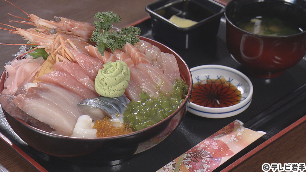 丼からはみ出るほどの海鮮を