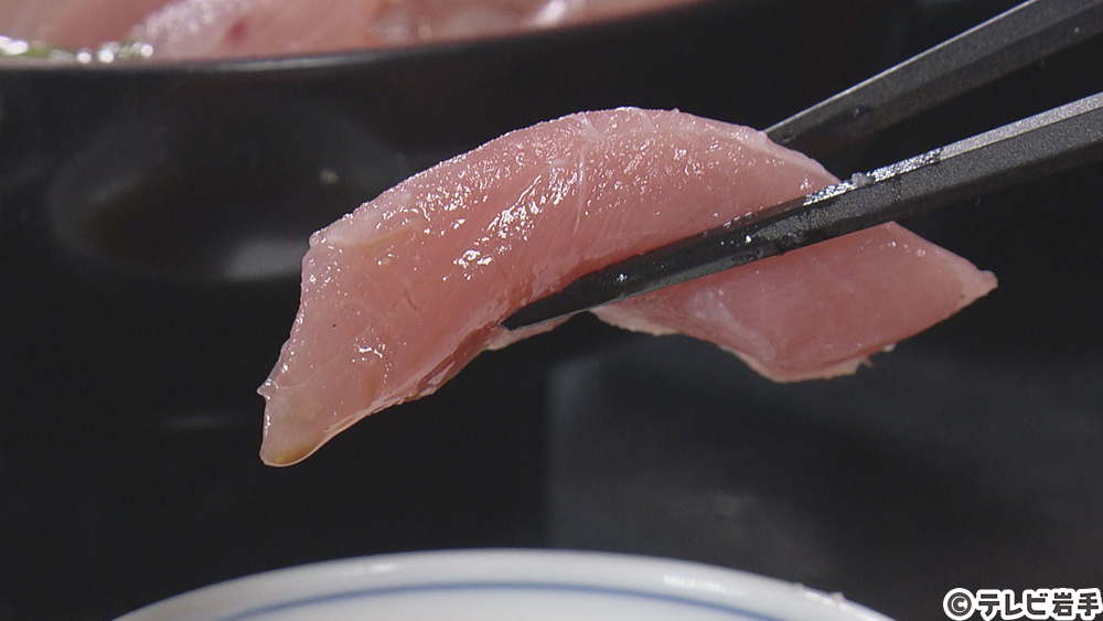 丼からはみ出るほどの海鮮を