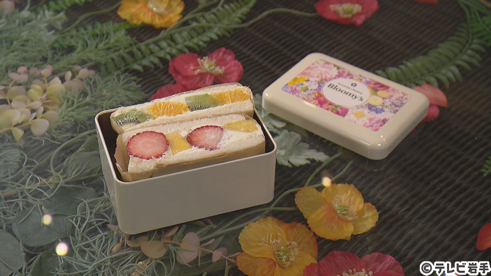 花と緑に囲まれたカフェ