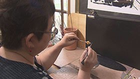 掌にガラスの宝石を