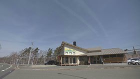 岩洞湖のほとりで、山の恵みを