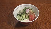 
どこか懐かしい雰囲気の中で、冷たいうどんを