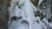 
“氷の滝”を訪ねて