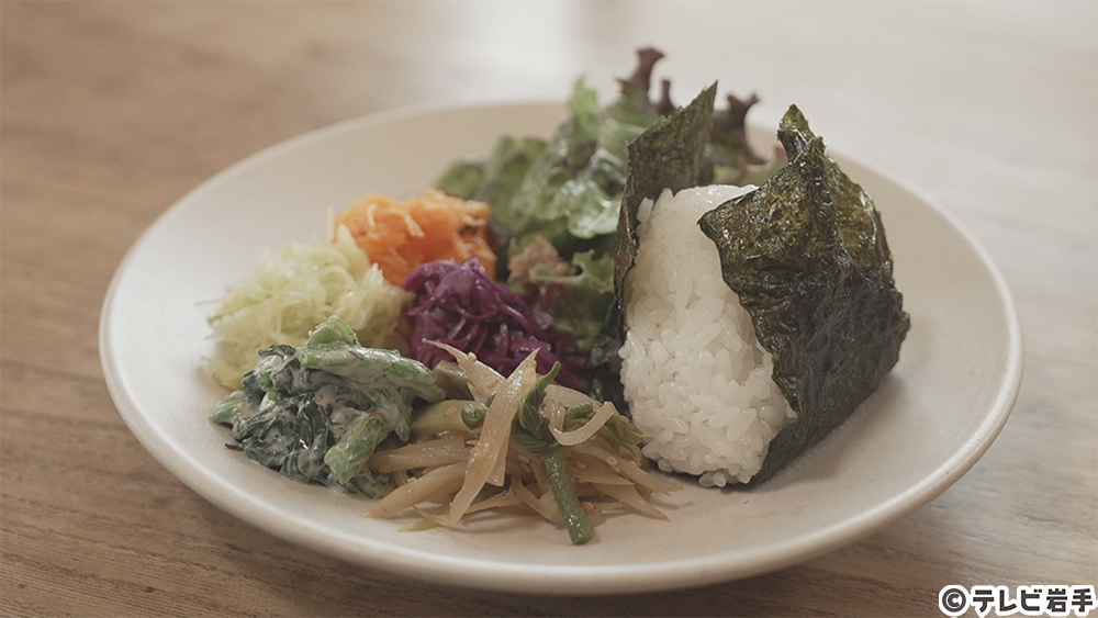 公園内の喫茶で春らしいプレート
